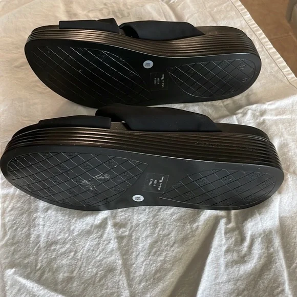 Donald J Pliner Folley slides. Size 6.5 - Picture 4 of 6